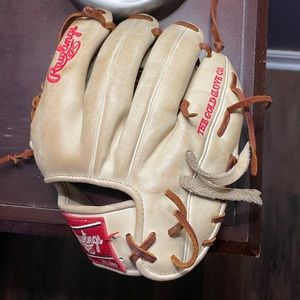 Left handed rawlings glove/Used for one year/ Great condition